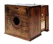 Um dos primeiros aparelhos fotográficos utilizados por Nicéphore Niépce. - Museu Nicéphore Niépce.