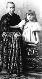 Georg Trakl aos 10 anos, com sua irmã mais nova, Gretl